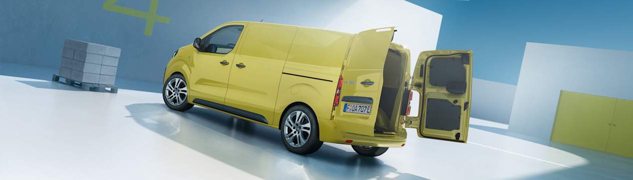 Opel Vivaro 2024 : trois quarts arrière gauche avec portes arrières ouvertes