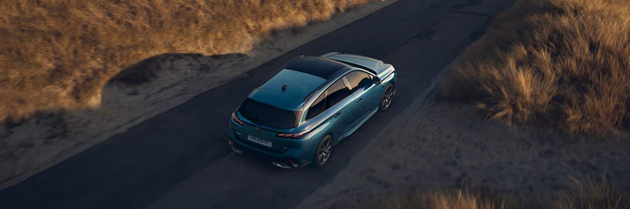 Peugeot 308 SW 2021 : trois quarts arrière droit plongeant sur route