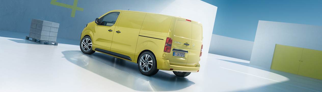 Opel Vivaro 2024 : trois quarts arrière gauche statique
