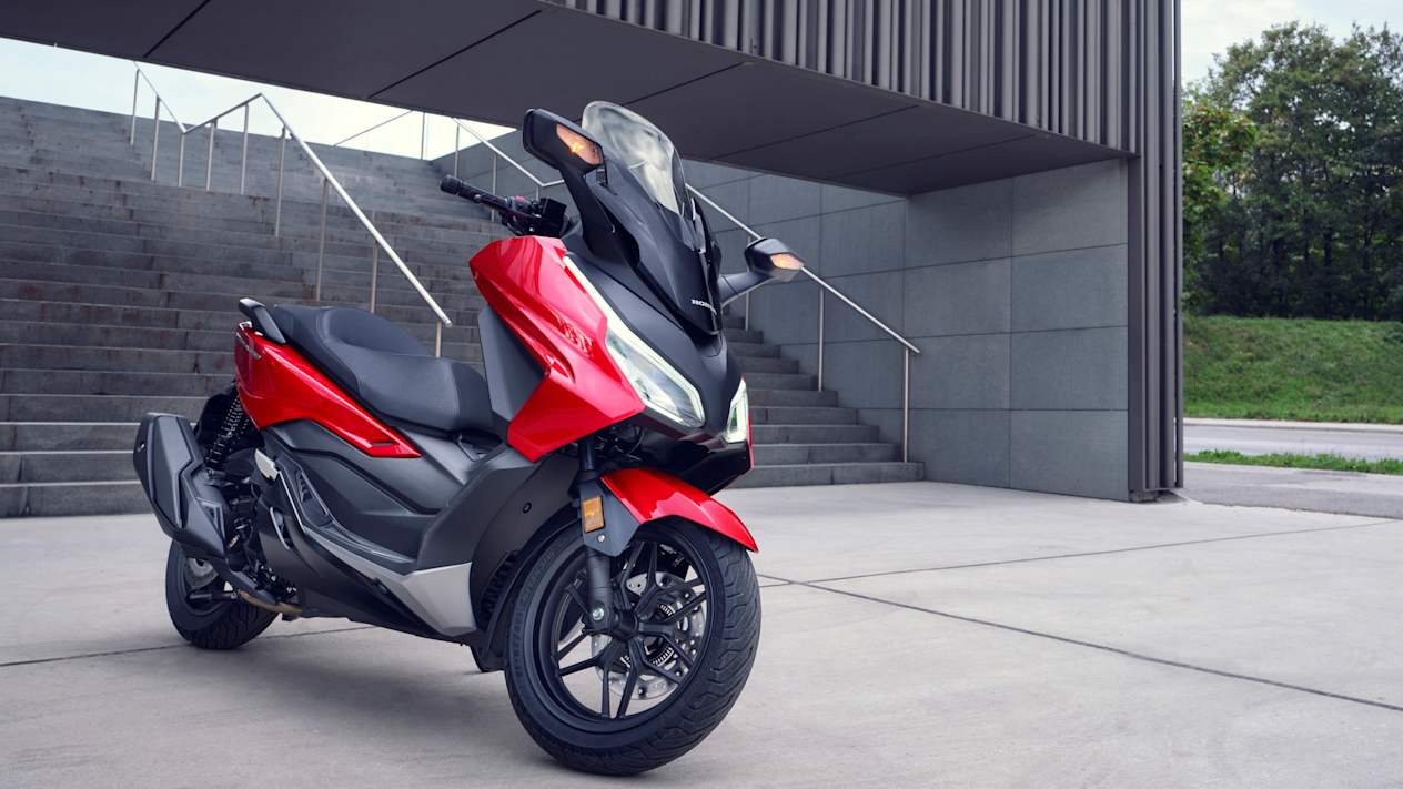 Honda Forza 350 2023 : trois quarts avant droit statique