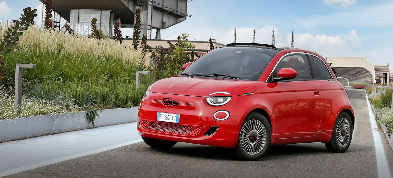 Fiat 500e (RED) cabriolet : statique trois quarts avant sur le toit de l'usine Fiat à Turin