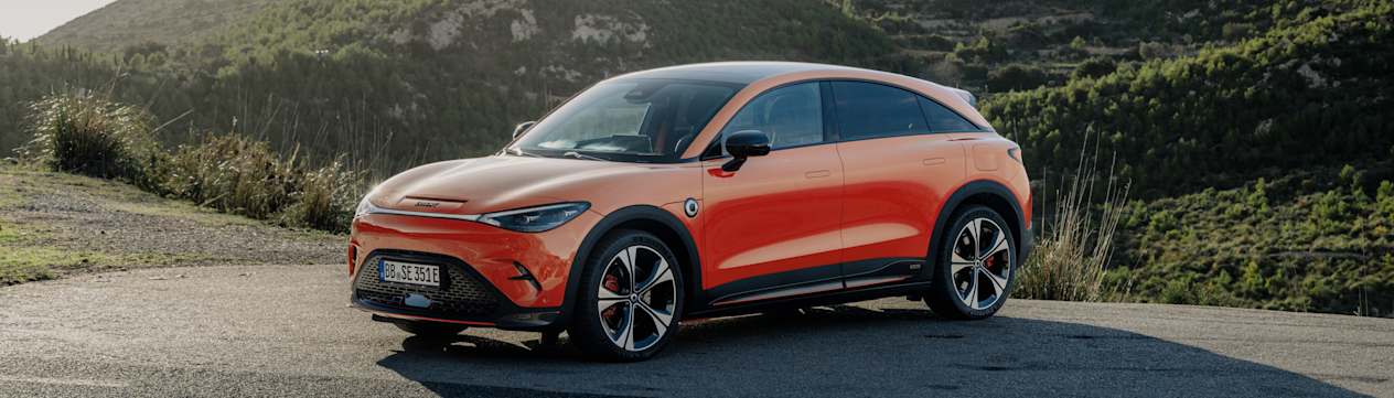 Smart #3 Brabus 2023 : trois quarts avant gauche statique en bord de route