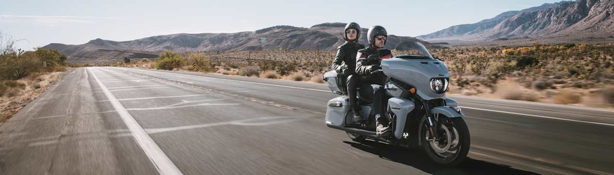 Indian Roadmaster Powerplus Dark Horse 2025 : trois quarts avant droit sur route