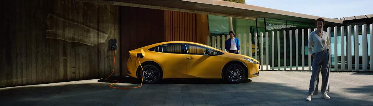 Toyota Prius 2023 : profil droit statique en charge