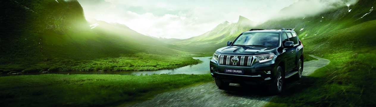 Toyota Land Cruiser : trois quarts avant gauche sur chemin