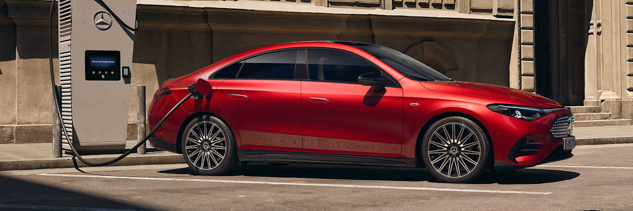 Mercedes CLA 2025 rouge : profil droit statique en charge