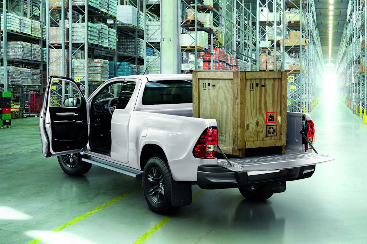 Toyota Hilux 2020 : benne chargée dans un entrepôt