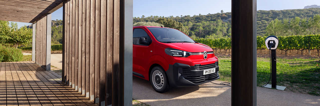 Citroën Jumpy 2024 : trois quarts avant droit statique en charge