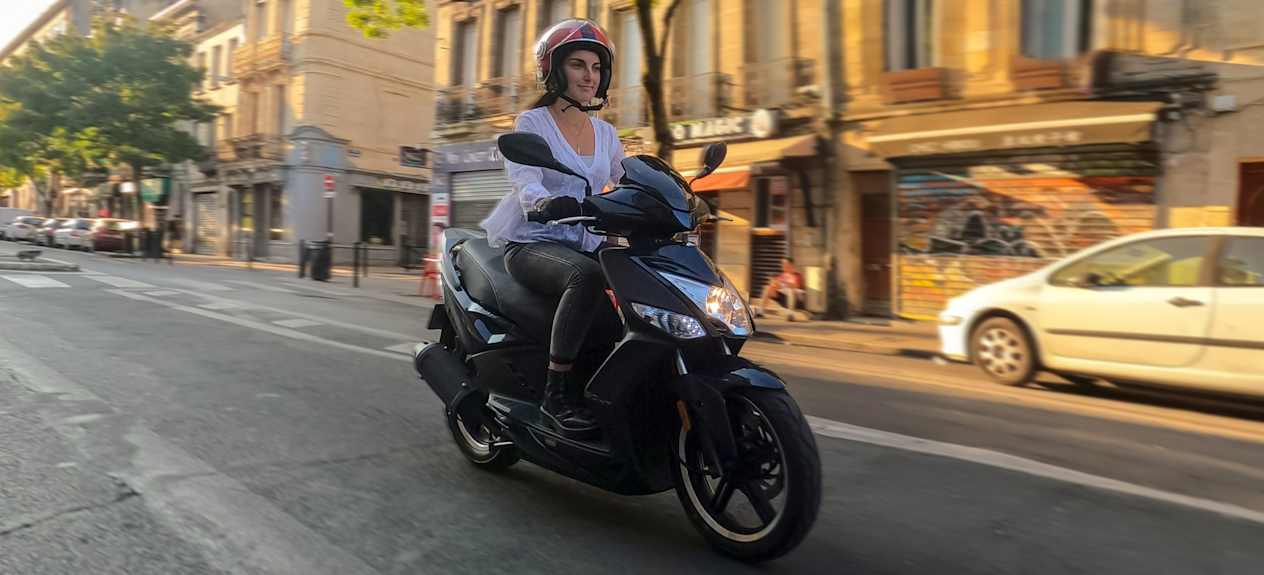 Kymco Agility 50 16+ 2024 : trois quarts avant droit dans la rue