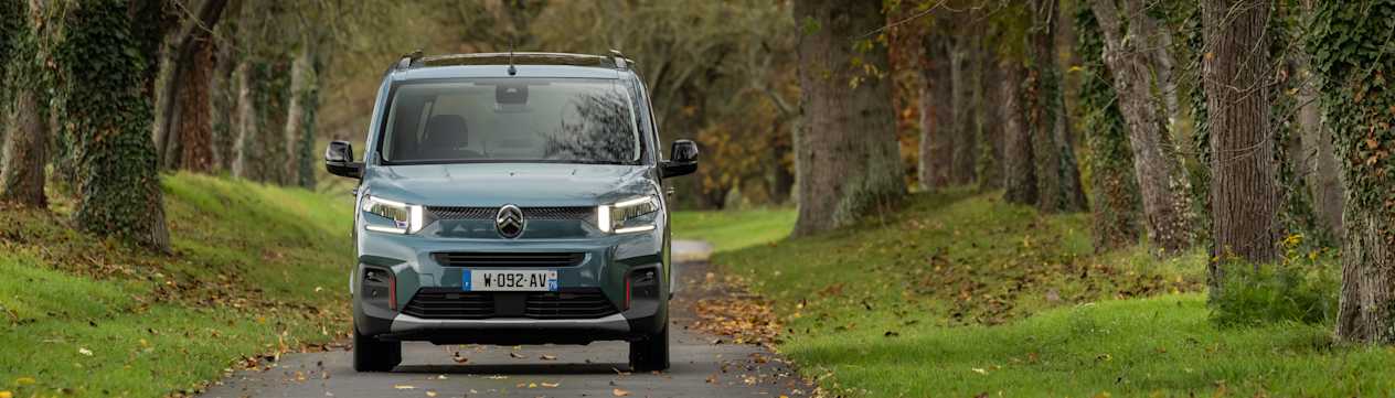 Citroën Berlingo 2024 : face avant sur route