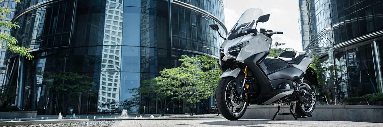 Yamaha TMAX Tech Max 2025 : trois quarts avant gauche statique