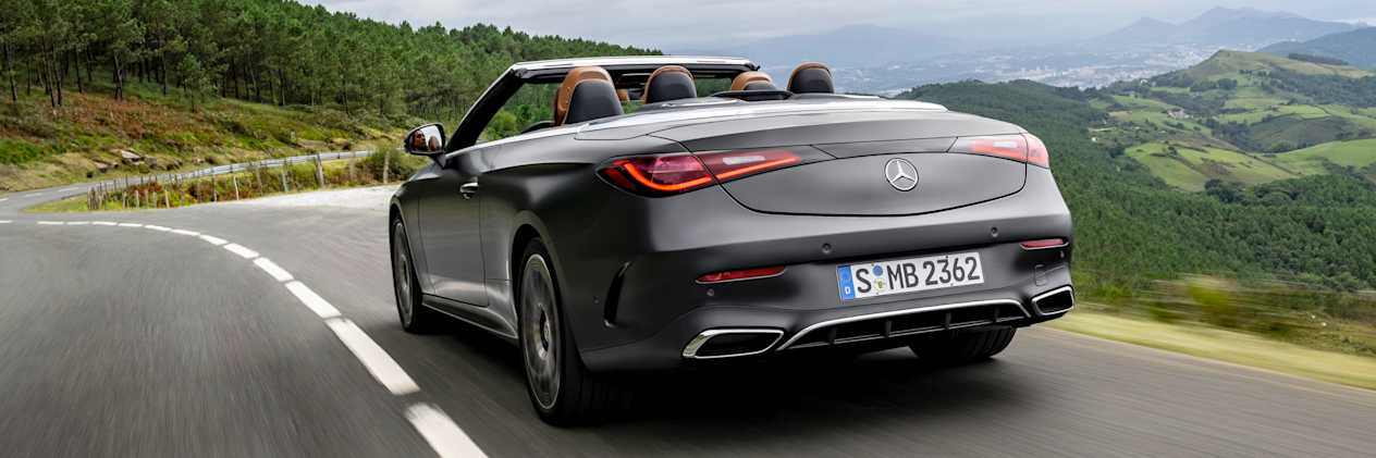 Mercedes CLE Cabriolet 2024 : décapotée vue trois quarts arrière gauche sur route