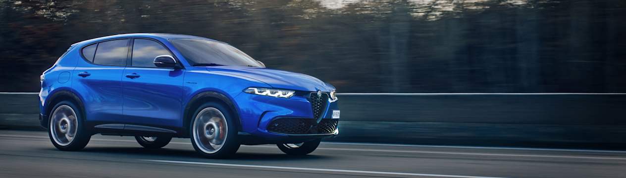 Alfa Romeo Tonale 2022 : Trois quart avant droit en roulant avec phares allumés