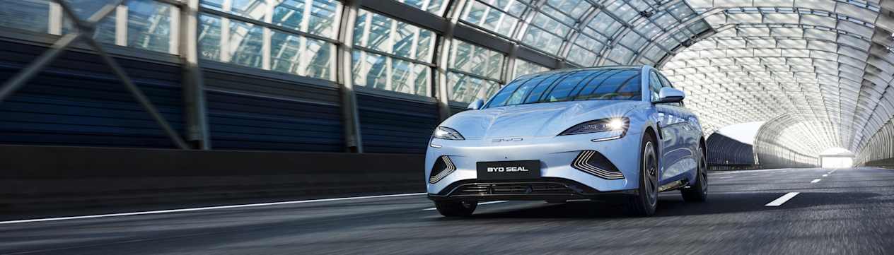 BYD Seal 2023 : trois quarts avant gauche dans un tunnel vitré