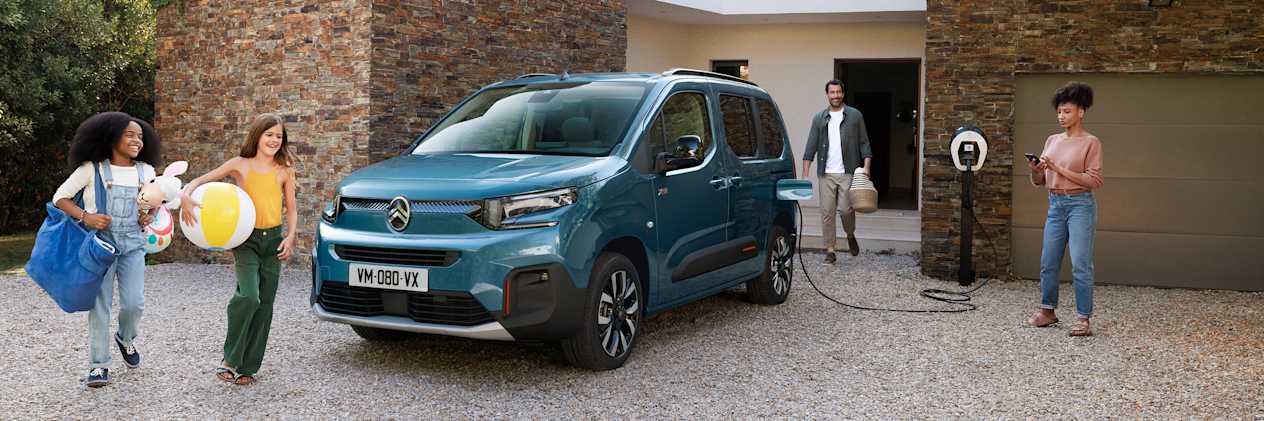 Citroën Berlingo 2024 : trois quarts avant gauche statique en charge devant maison