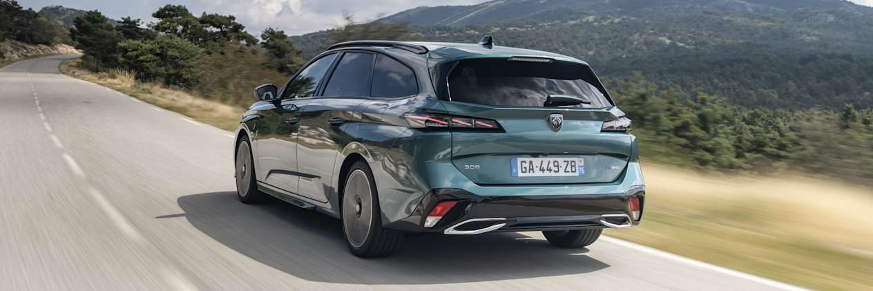 Peugeot 308 SW 2021 : trois quarts arrière gauche sur route