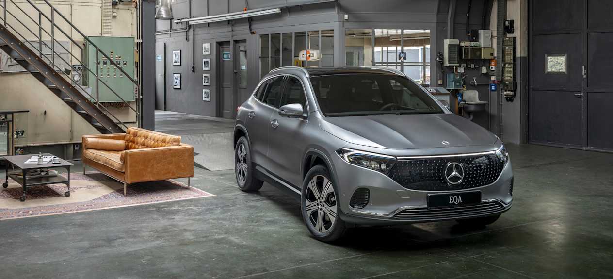 Mercedes EQA 2024 : trois quarts avant droit en studio