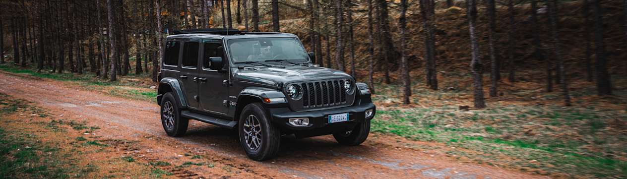 Jeep Wrangler 4xe Sahara 2022 : vue trois quarts avant off-road