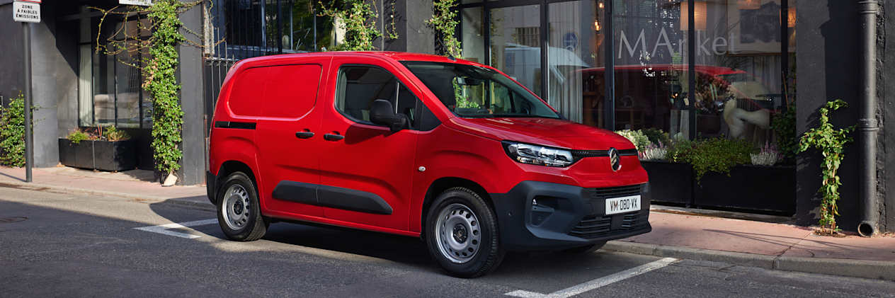 Citroën Berlingo Van 2024 : trois quarts avant droit garé devant une entreprise