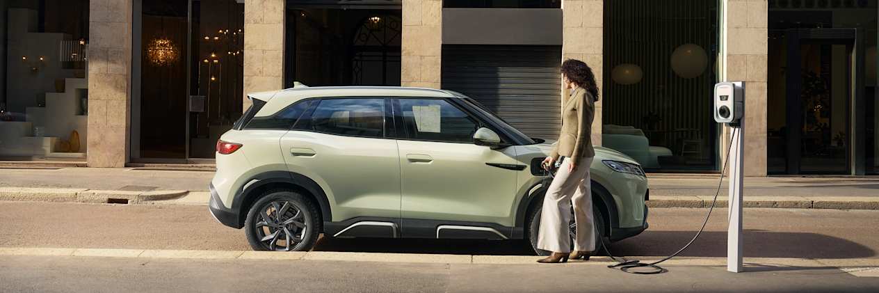 BYD Atto 2 2025 : profil droit statique en charge avec modèle et borne