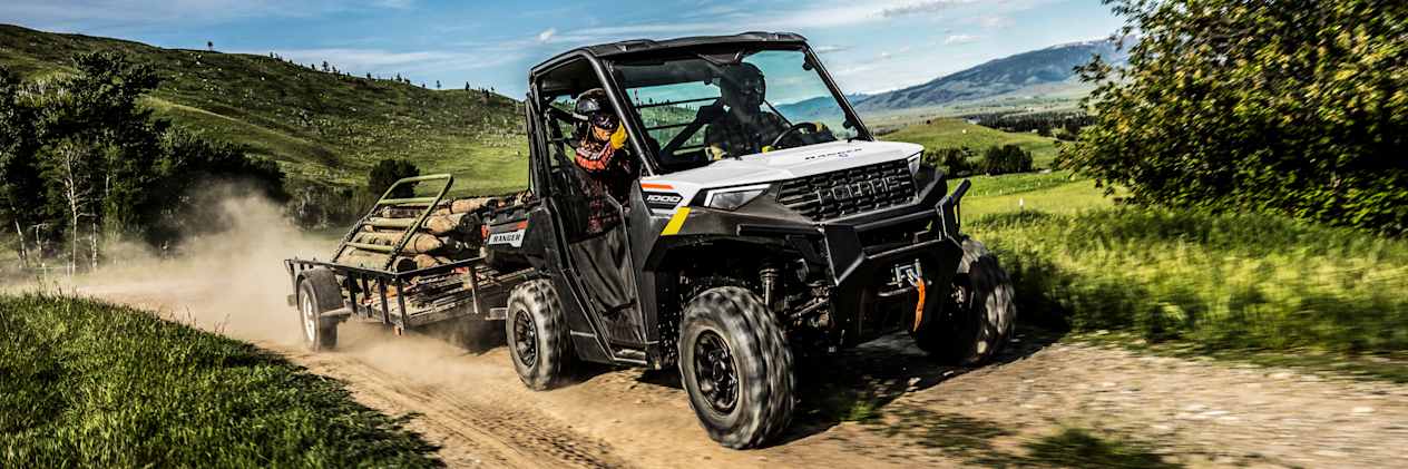 Polaris Ranger 1000 2023 : trois quarts avant sur chemin avec remorque