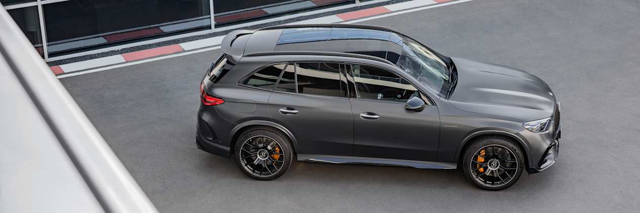 Mercedes GLC 63 S AMG 2023 : profil droit vue plongeante