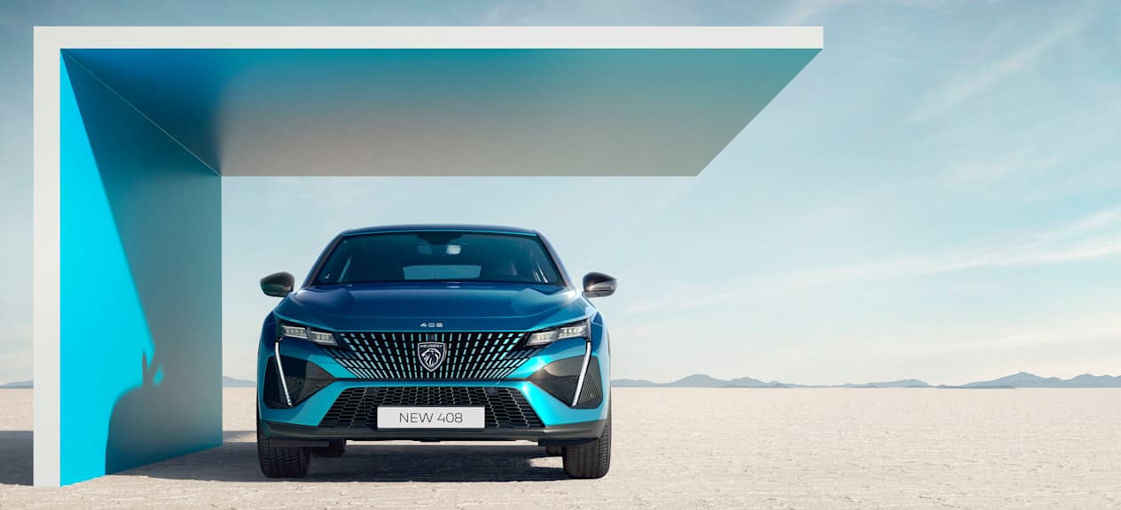 Nouvelle Peugeot 408 : Face avant de face dans le désert