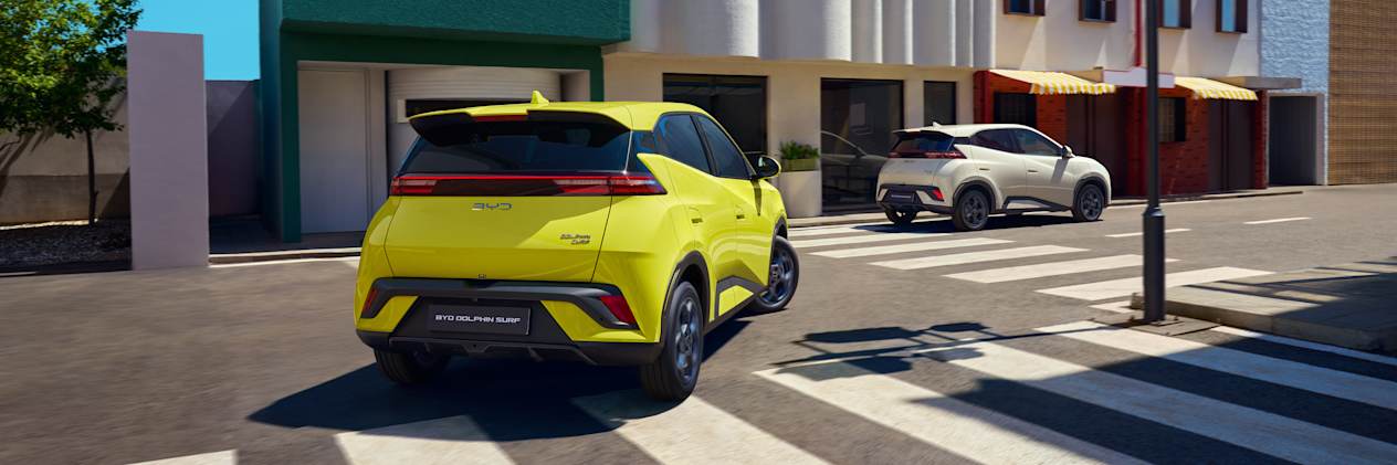 BYD Dolphin Surf 2025 : trois quarts arrière droit dans la rue