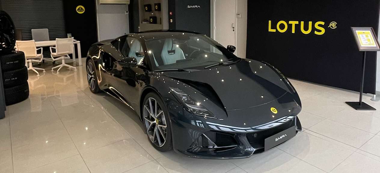 Concession Lotus Fréjus : intérieur avec Lotus Emira