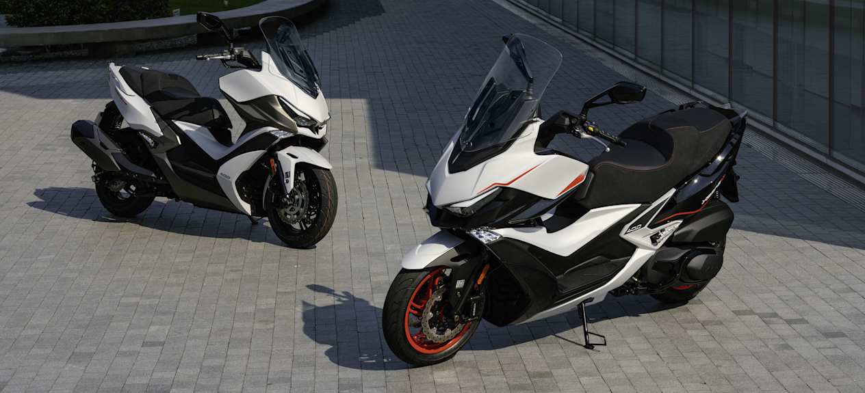 Kymco Xciting VS 400 SE 2024 : trois quarts avant gauche et trois quarts avant droit