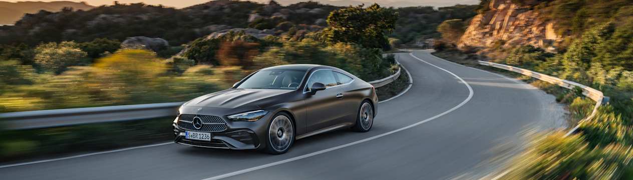 Mercedes CLE Coupé 2023 : trois quarts avant gauche sur route sinueuse