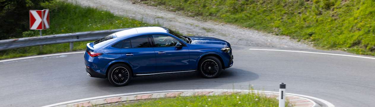 Mercedes GLC Coupé 300 de 2023 : profil droit dans virage en épingle