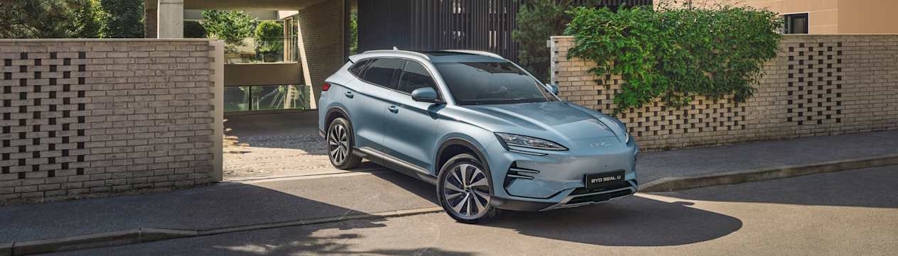 BYD Seal U 2023 : trois quarts avant droit en sortie de parking