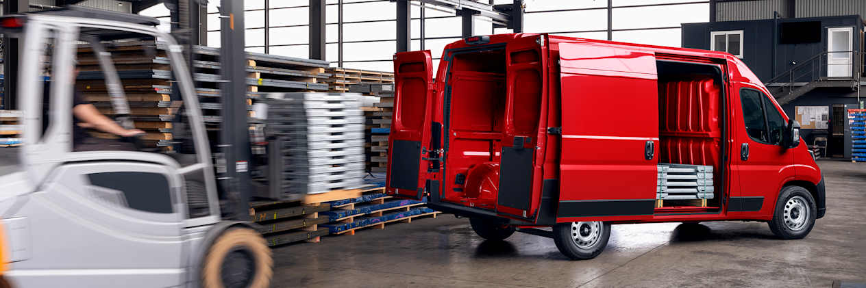 Citroën Jumper 2024 : trois quarts arrière droit portes ouvertes avec chariot élévateur