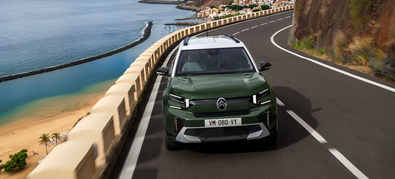 Citroën C3 Aircross 2024 : face avant sur route en bord de mer