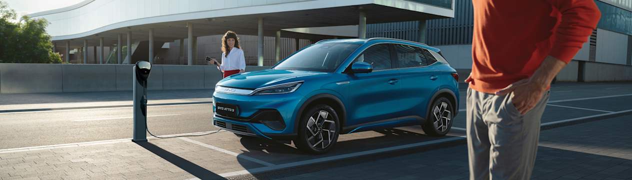BYD Atto 3 2022 : trois quarts avant gauche en charge