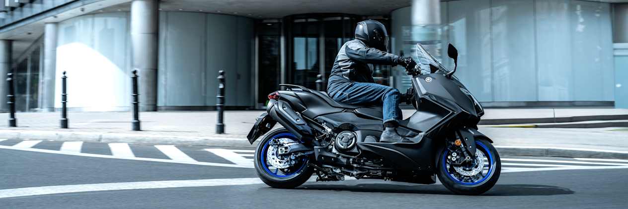 Yamaha TMAX 2025 : profil droit en virage