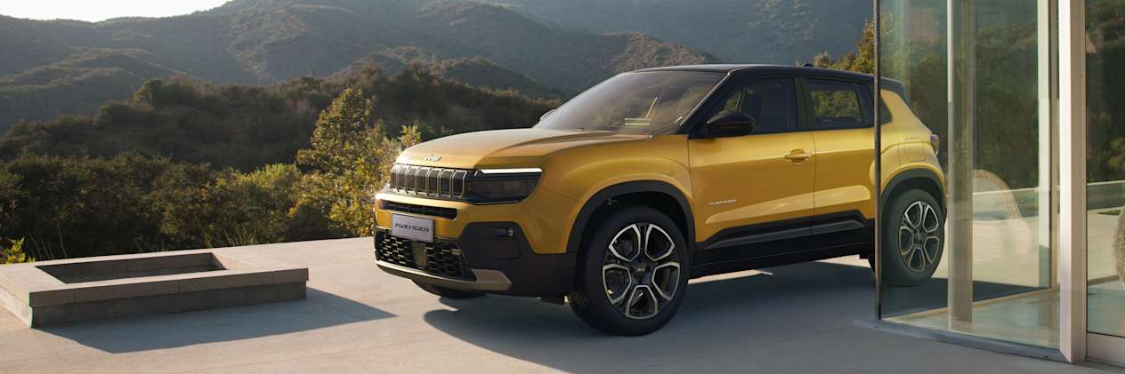 Jeep Avenger 2022 : trois quarts avant gauche sur terrasse