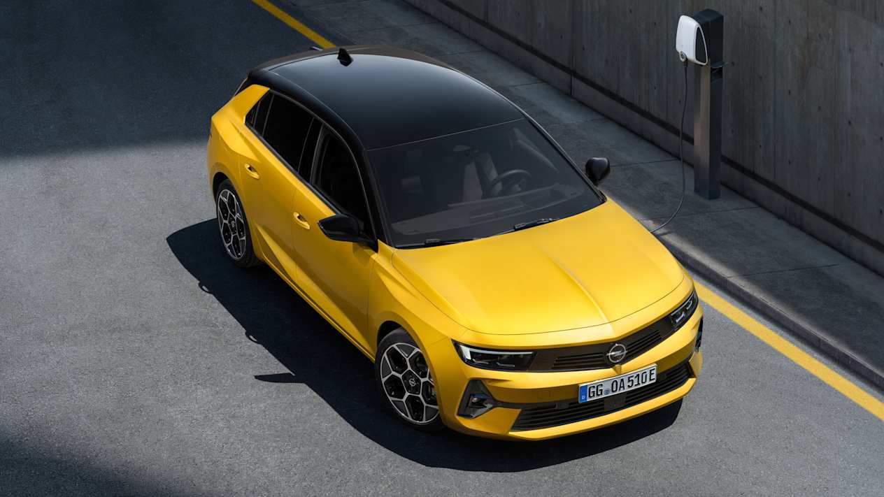 Opel Astra 2022 : trois quarts avant droit plongeant statique