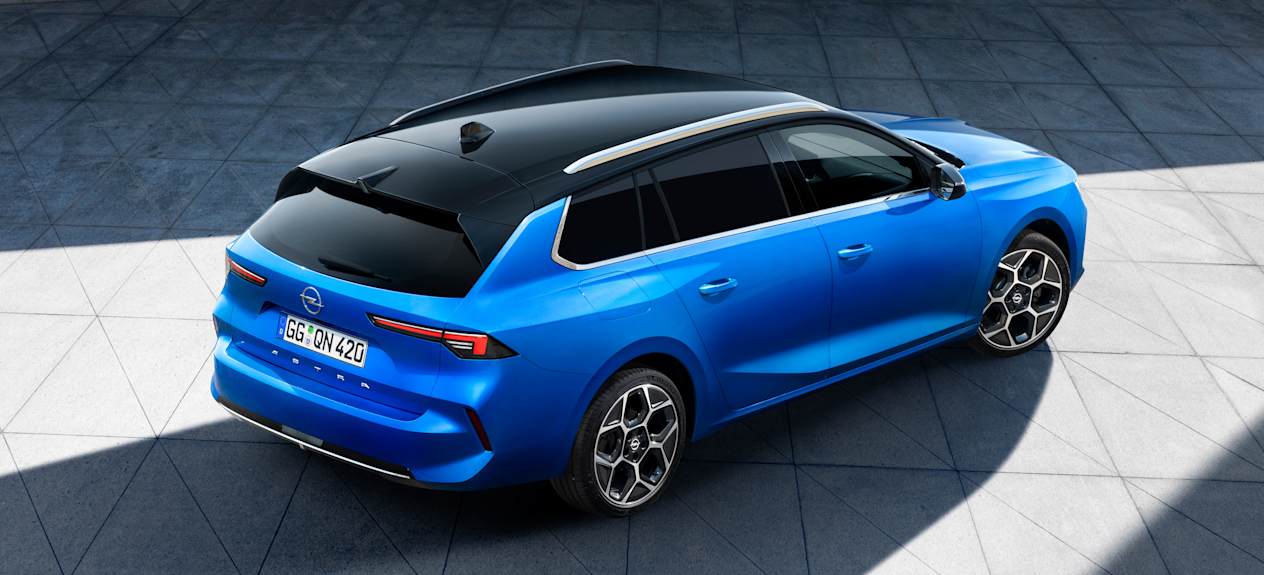 Opel Astra Sports Tourer 2022 vue plongeante trois quarts arrière