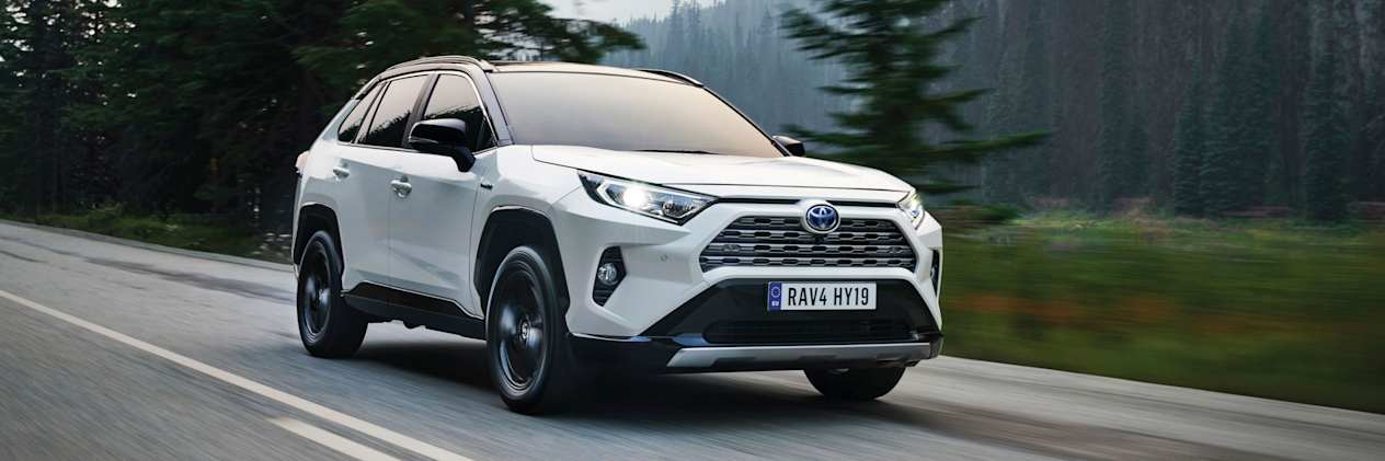Toyota RAV4 Hybride : trois quarts avant droit sur route