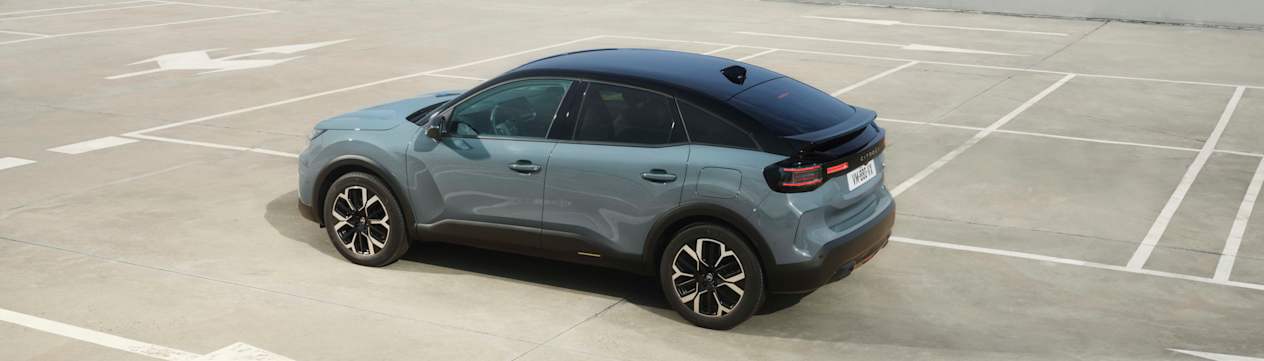Citroën C4 2025 : trois quarts arrière gauche statique en vue plongeante