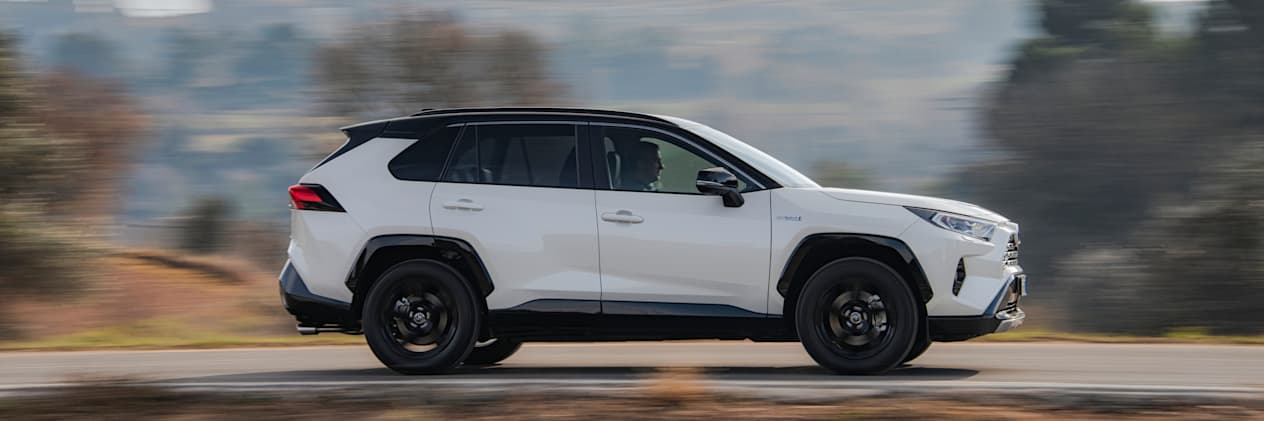 Toyota RAV4 Hybride : profil droit sur route