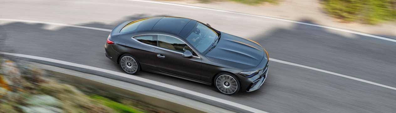Mercedes CLE Coupé 2023 : trois quarts avant droit plongeant sur route