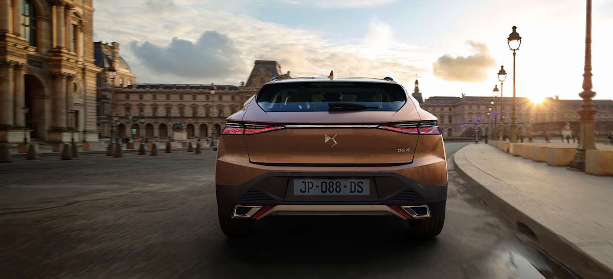 DS 4 à Paris devant le Louvre