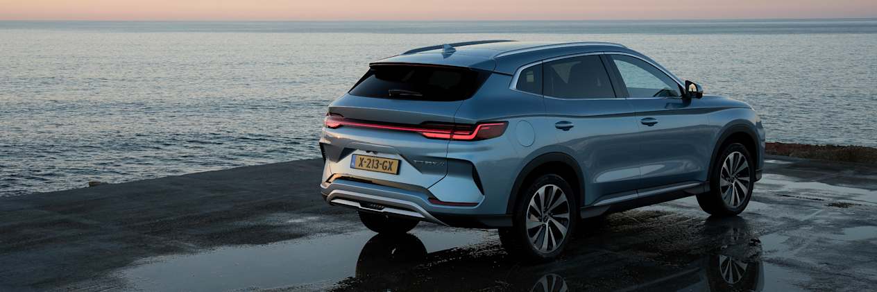 BYD Seal U : trois quarts arrière gauche statique en bord de mer