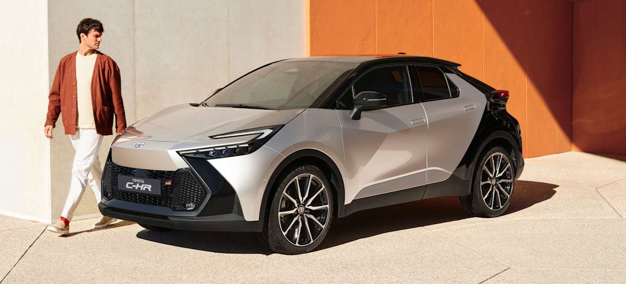 Toyota CHR 2023 : trois quarts avant gauche avec modèle