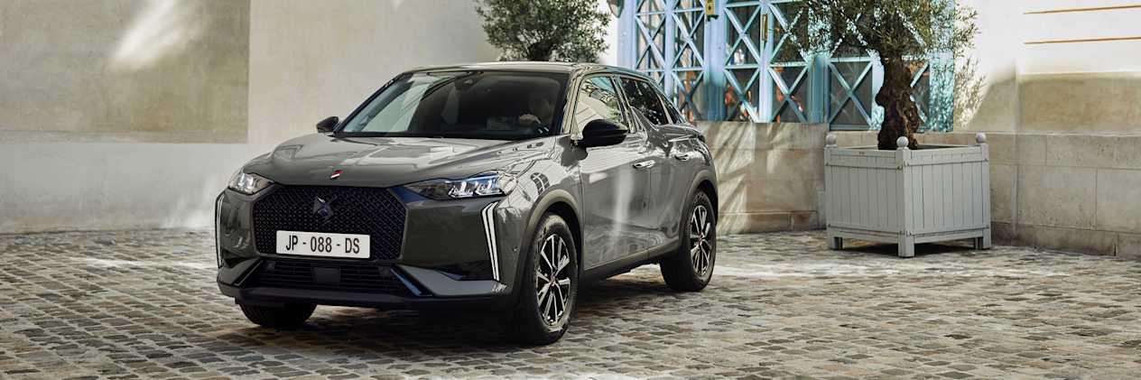 Nouvelle DS 3 2025 Performance Line : trois quarts avant gauche dans la cour d'un hôtel particulier