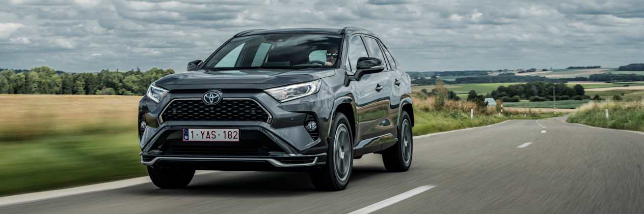 Toyota RAV4 Hybride Rechargeable : trois quarts avant gauche sur route