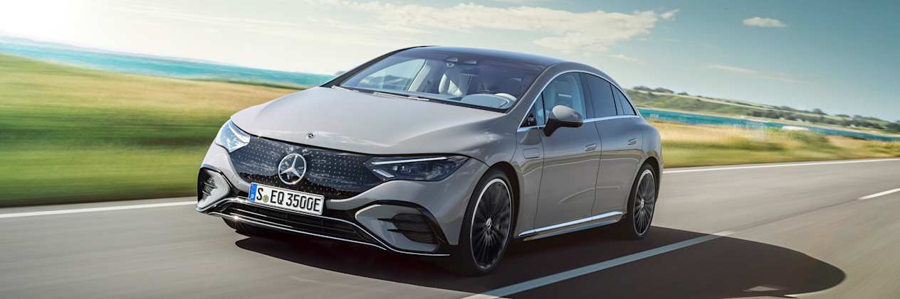 Mercedes EQE grise sur la route